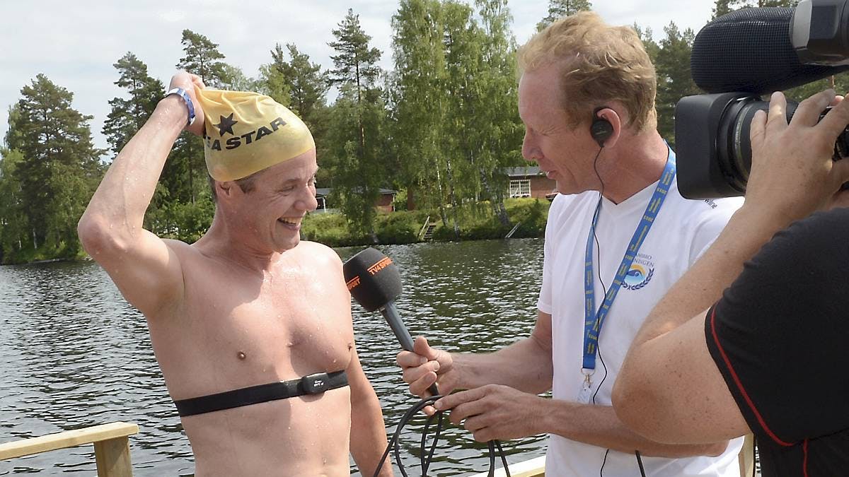Kronprins Frederik er tilfreds med sin tid efter 3 kilomters svømning i åbent vand. (Foto: Scanpix/BILLED-BLADET)
