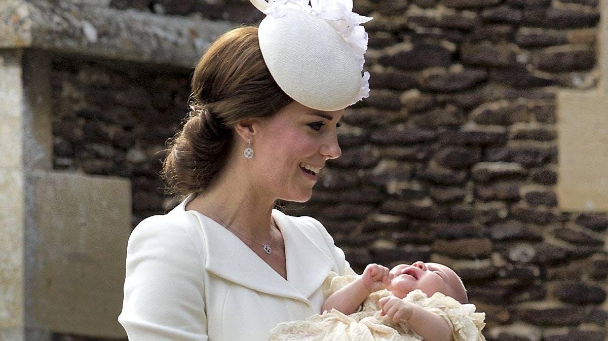 Hertuginde Catherine ankommer til kirken med prinsesse Charlotte i favnen.