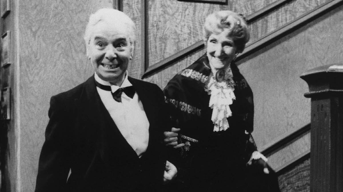 Miss Sophie og butleren James i "90-års fødselsdagen" fra 1963.