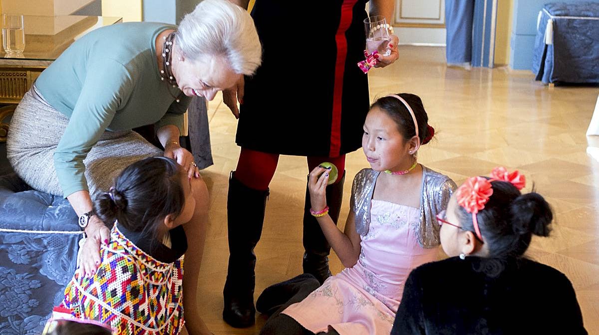 Prinsesse Benedikte morede sig sammen med de grønlandske børn.