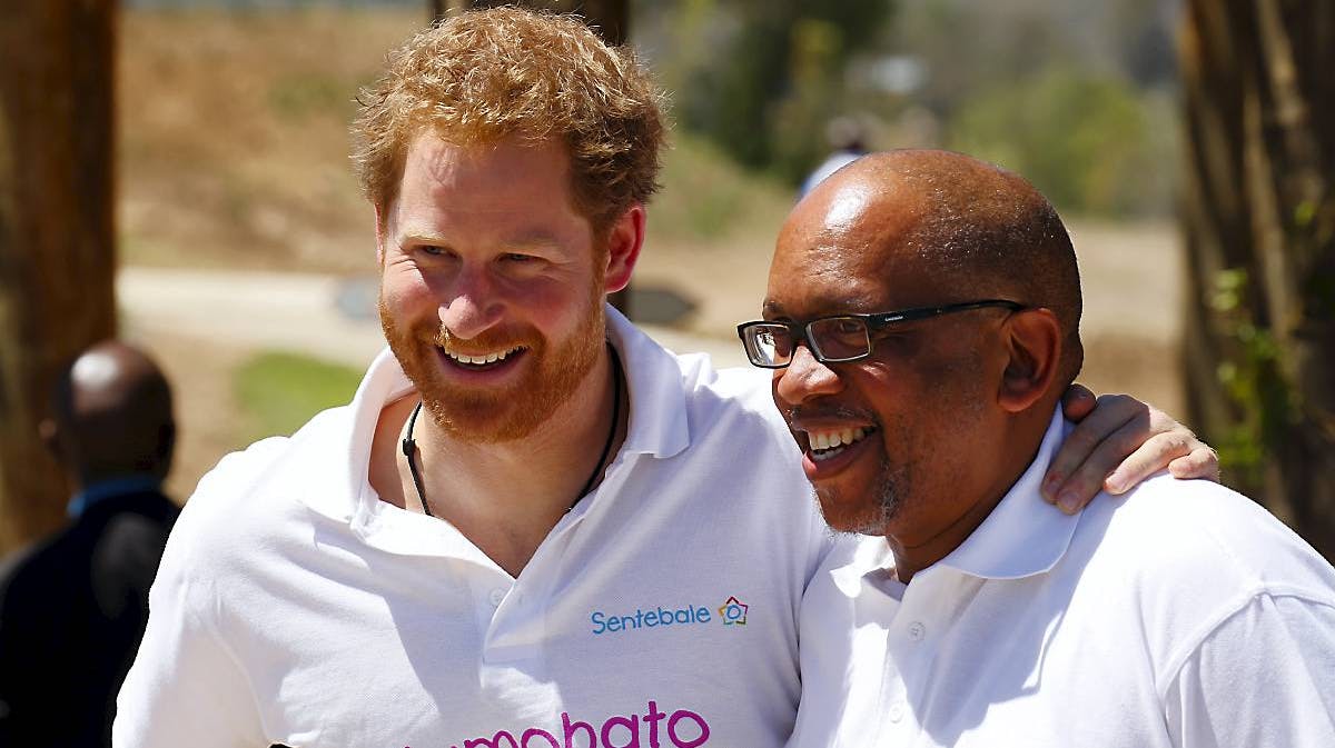 Prins Harry har netop indviet et børnehospital i Lesotho, hvor han har navngivet afdelinger efter sin mor og barnepige. Her ses han med prins Seeiso.