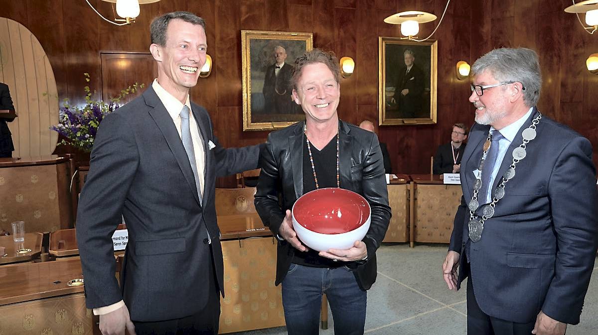 Prins Joachim, Thomas Helmig og formaden for medaljefonden Søren Dyhr.