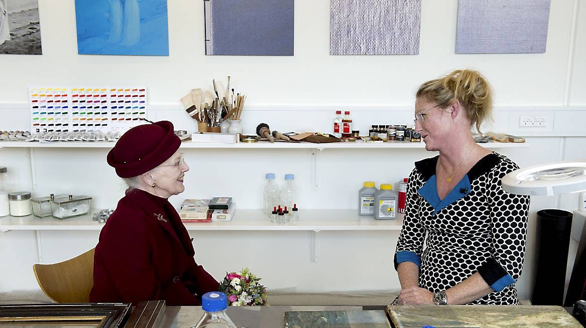 Dronning Margrethe lytter til konservator Dorthe Aggerholm på Skagens Museum.