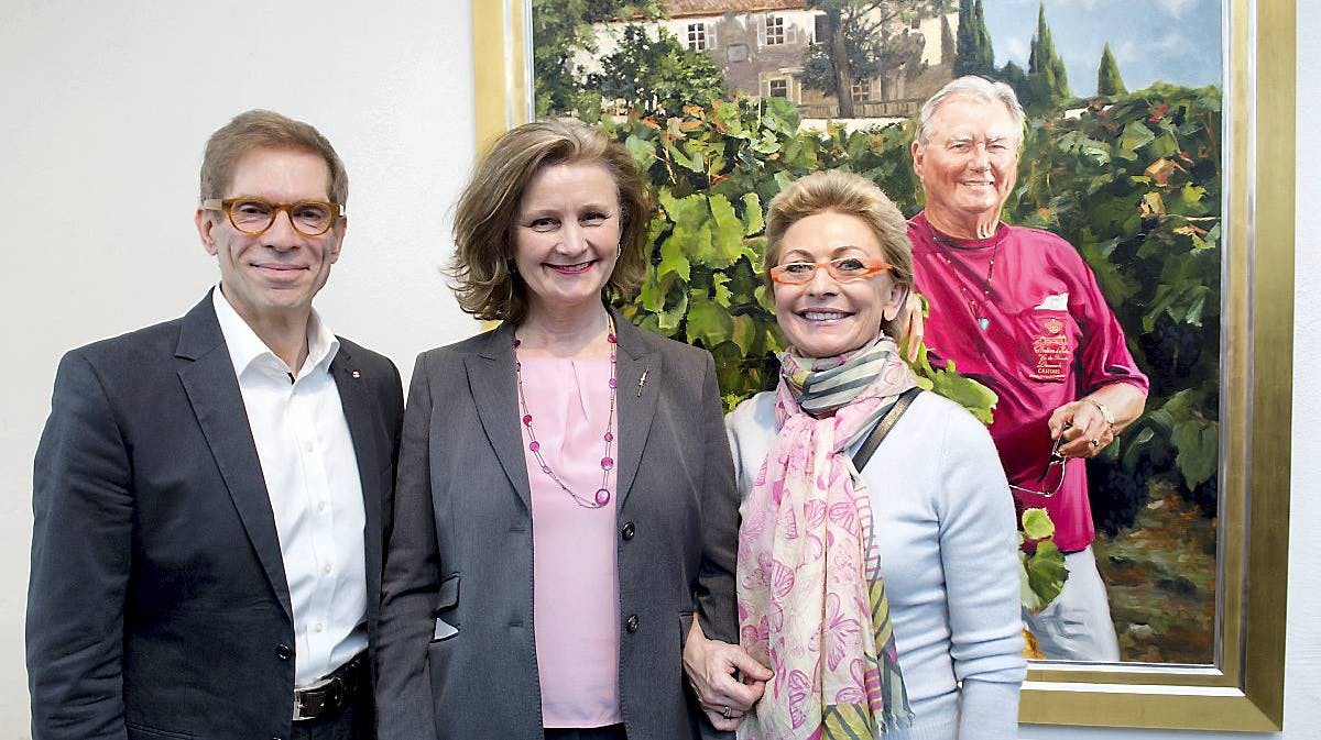 Anna von Lowzow (i midten) holdt åbningstalen til udstillingen. Til ventre er det kunstneren Mikael Melbye. Helt til højre Børglum Klosters ejer, Anne Rottbøll.
