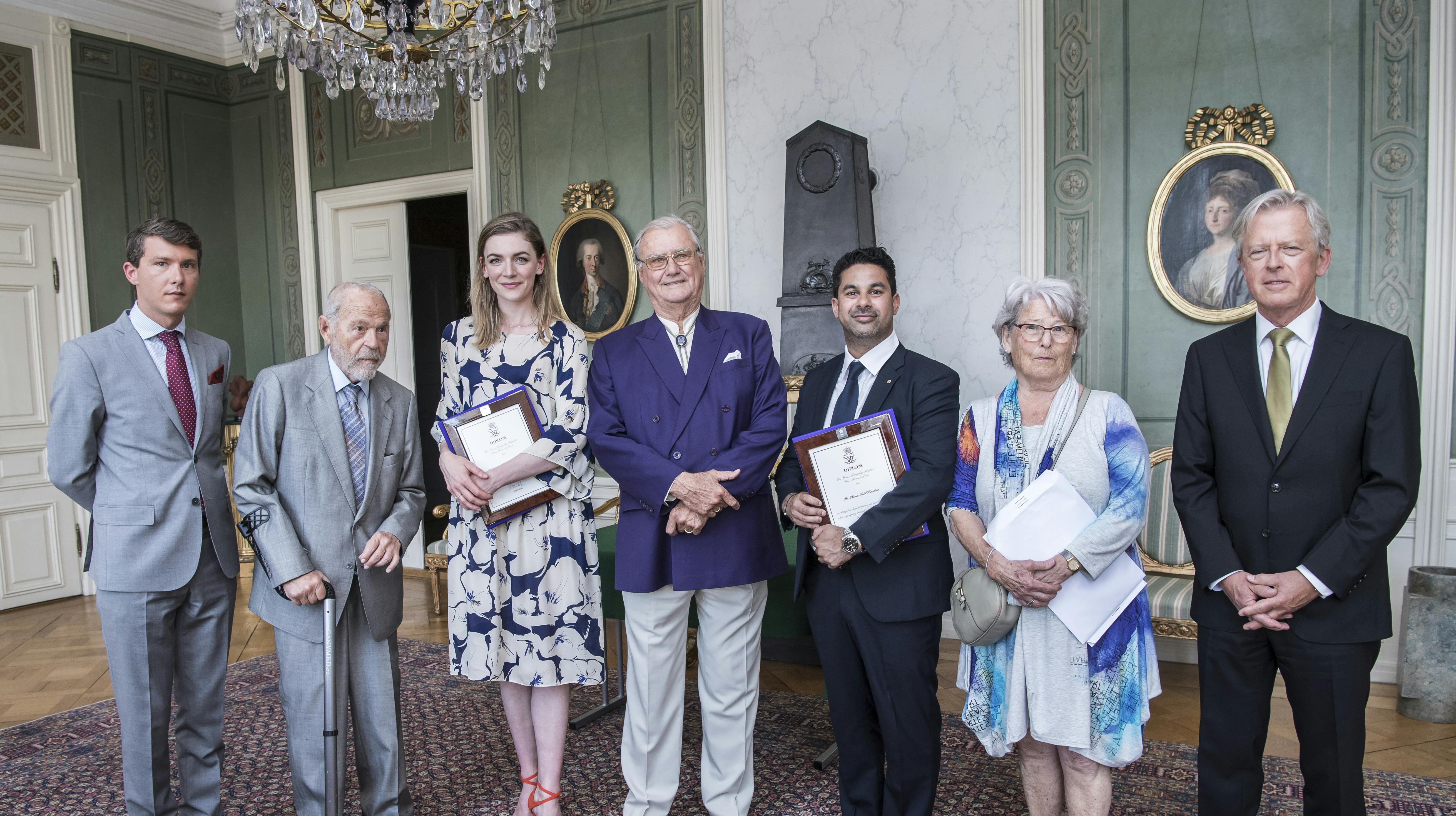 Fondssekretær Charles Henri-Keller, direktør Nils Foss, Molly Blixt Egelind, prins Henrik, Thomas Salil Knudsen, Lise Svanholm og hofmarskal Michael Ehrenreich.