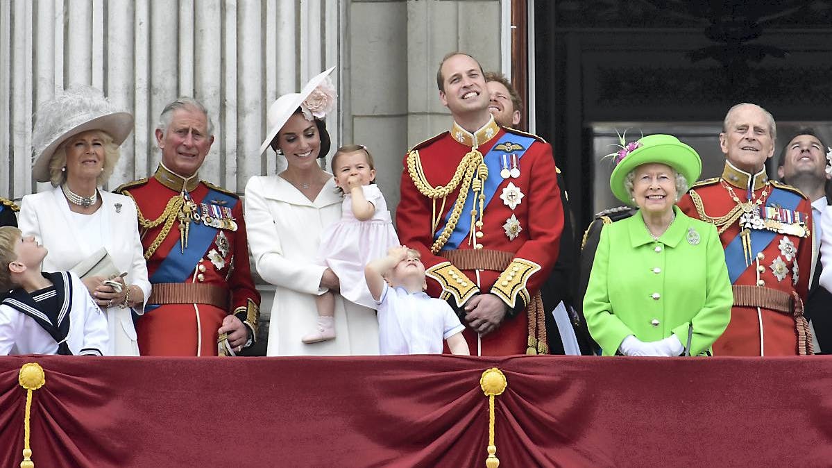 Hertuginde Camilla, prins Charles, hertuginde Catherine, prinsesse Charlotte, prins George, prins William, prins Harry, dronning Elizabeth og prins Philip.