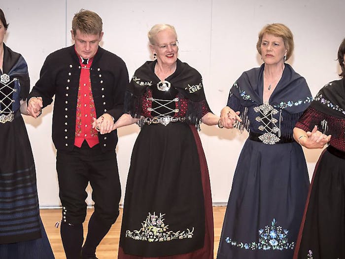 film butik Kostbar Dronning Margrethe dansede færøsk kædedans | BILLED-BLADET
