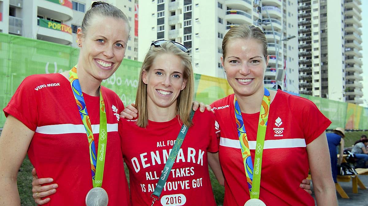 Sølvmedaljevinder i 400-meter hækkeløb, Sara Slott Petersen, med sølvmedaljeinderne i damedouble i badminton&nbsp;Kamilla Rytter Juhl og Christinna Pedersen&nbsp;til pressemødet i &nbsp;Village Plaza.&nbsp;