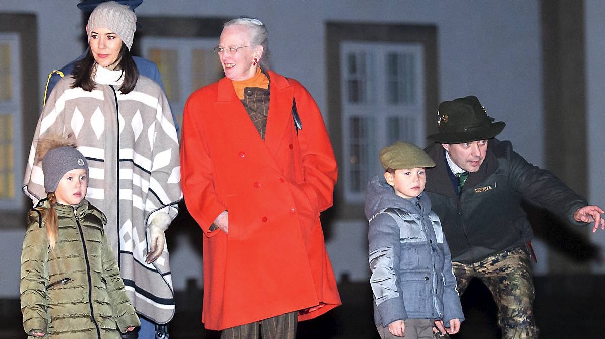 Kronprinsesse Mary, prinsesse Josephine, dronning Margrethe, prins Vincent og kronprins Frederik