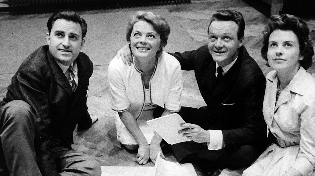 Ida og Bent From sammen med Kate Mundt og Preben Uglebjerg laver et reklame show for radio Mercur