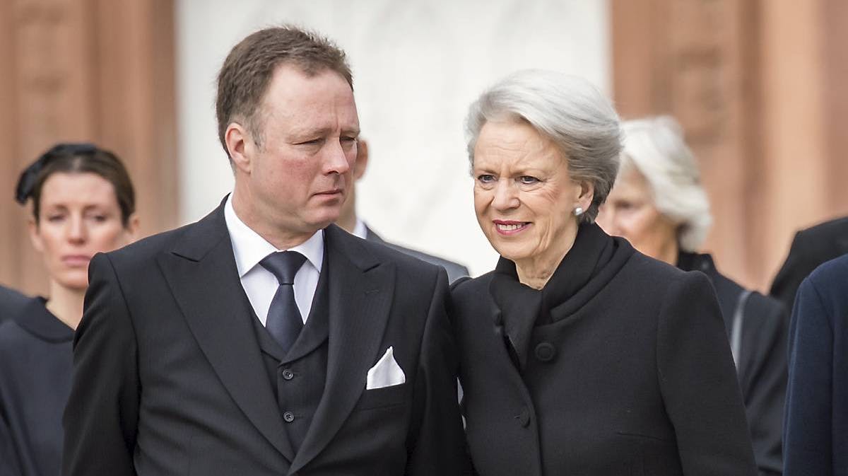 Prins Gustav og prinsesse Benedikte på slotspladsen foran Berleburg Slot, 2017.