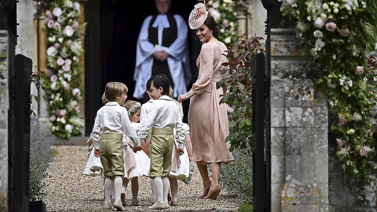 BILLEDERNE: Prins George og prinsesse Charlotte til mosters bryllup | BILLED-BLADET