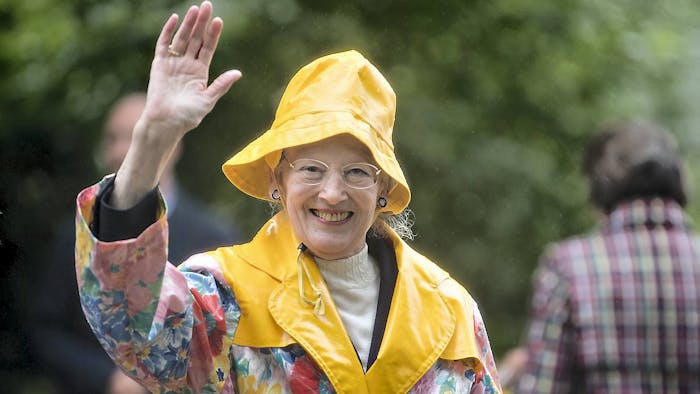 bag dronning Margrethes blomstrede regnfrakke | BILLED-BLADET