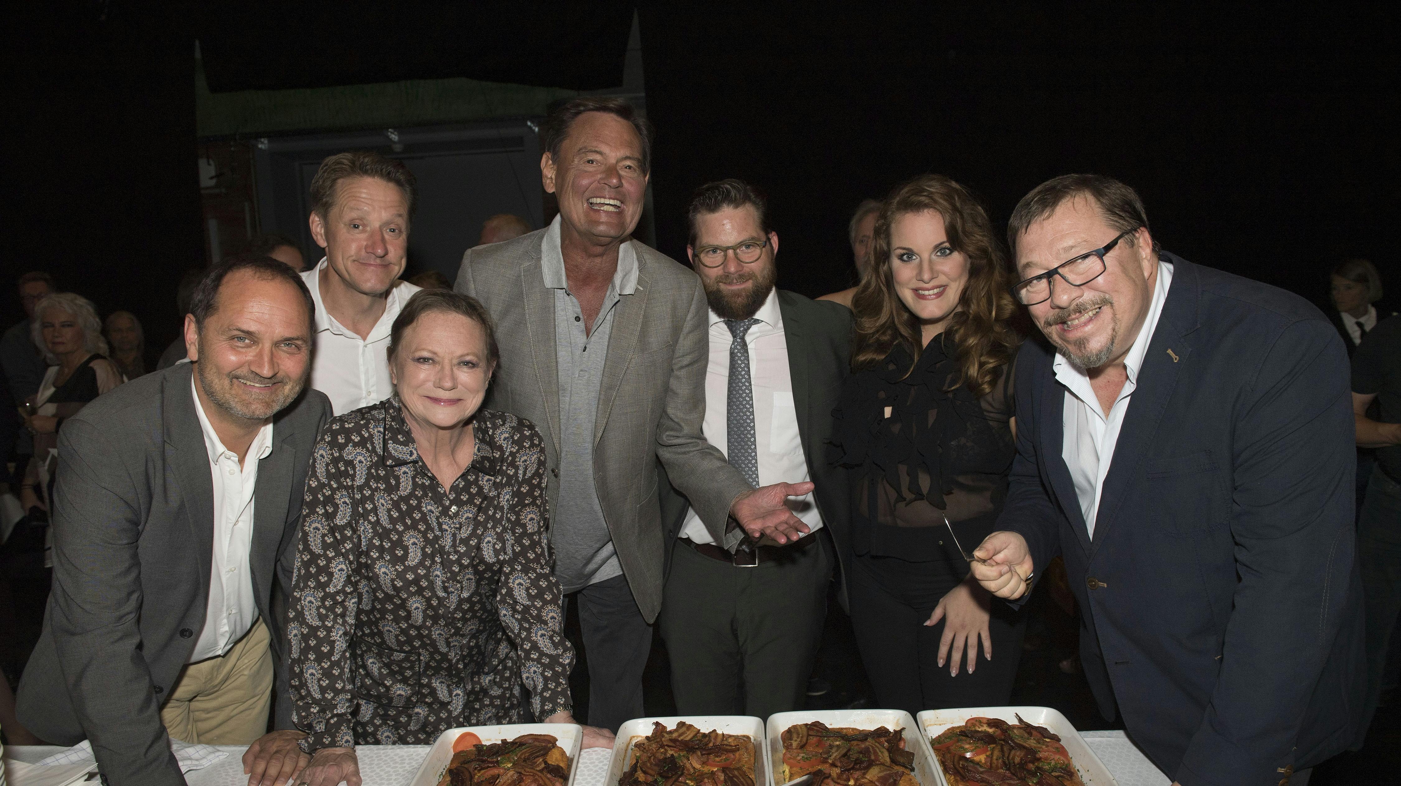 Niels Ellegaard, Henrik Løkkegaard, Lisbet Dahl, Ulf Pilgaard, direktør Nicolai Holm, Lise Baastrup og James Price.