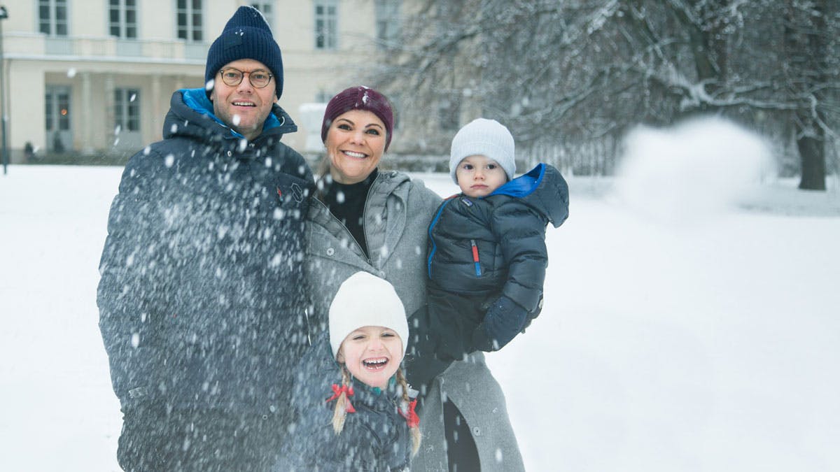 Kronprinsesse Victoria og prins Daniel med børnene prinsesse Estelle og prins Oscar foran Haga Slot.