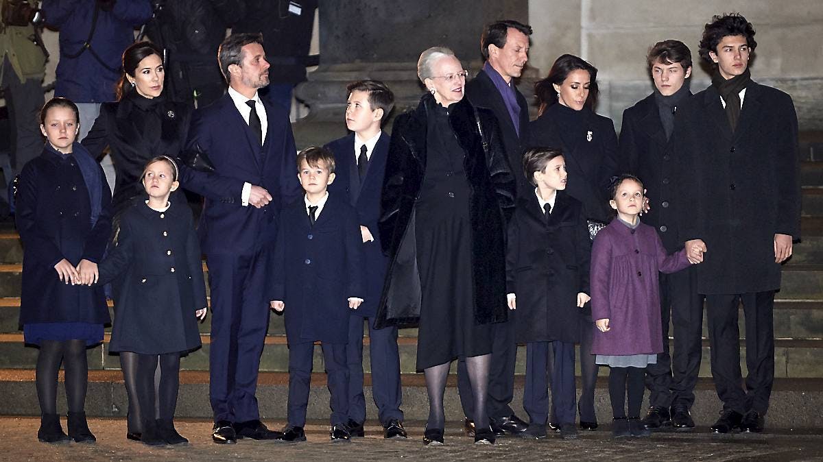Den kongelige familie ved prins henriks båre