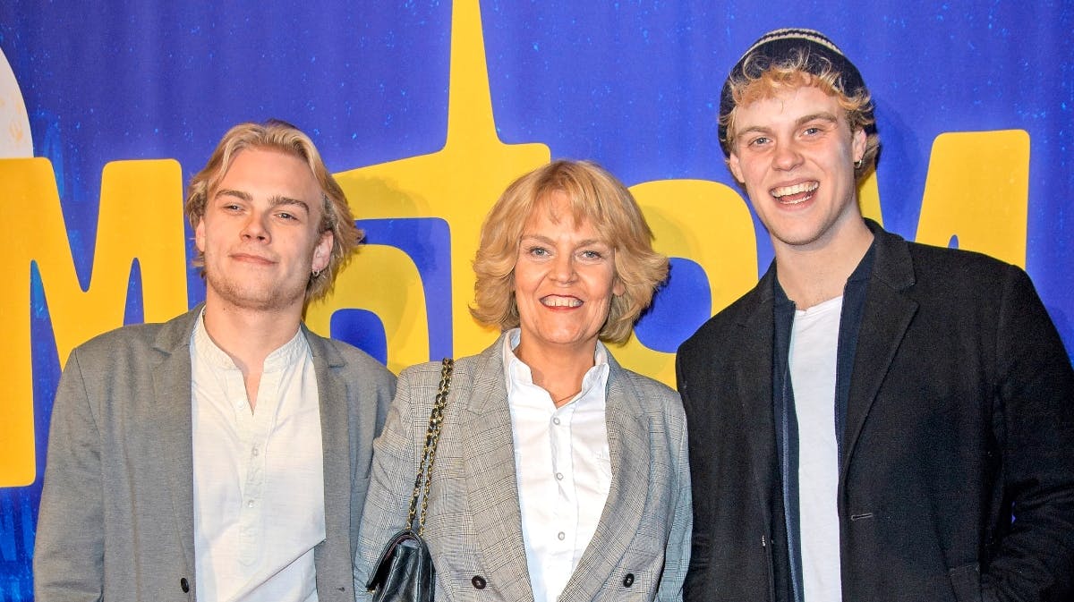 Lui Larsen sammen med sin mor, Liselotte Kløvborg, og sin bror, Hjalmer Larsen.