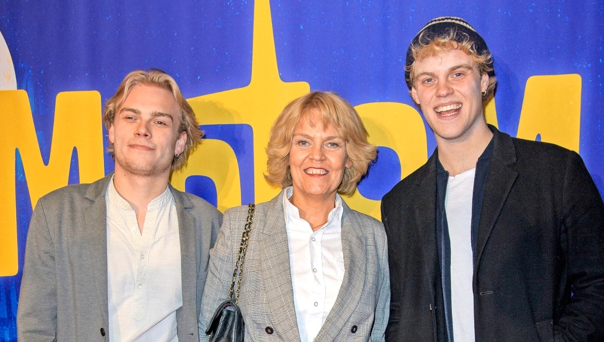Lui Larsen sammen med sin mor, Liselotte Kløvborg, og sin bror, Hjalmer Larsen.