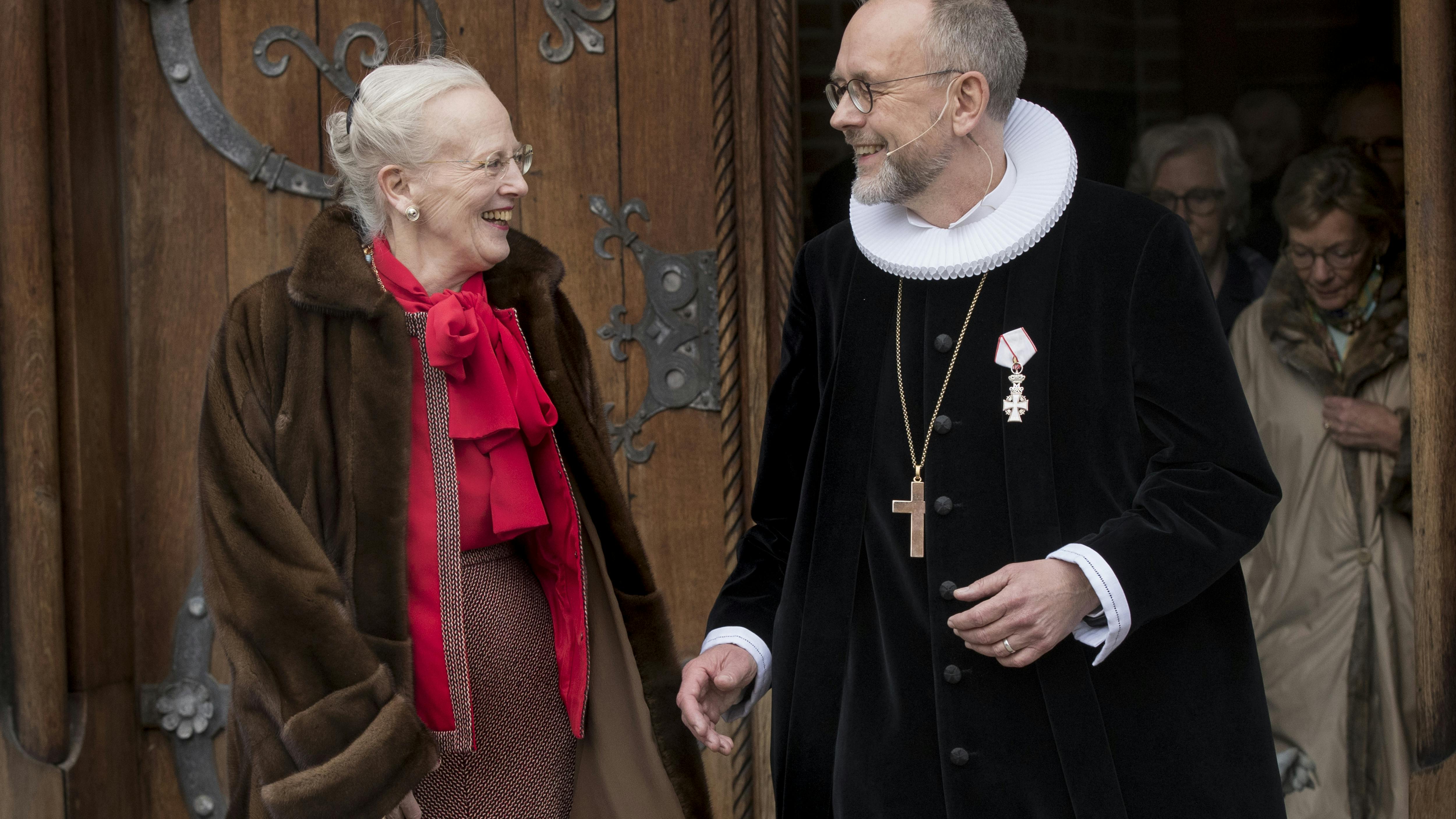 Dronning Margrethe og biskop Henrik Wigh-Poulsen.