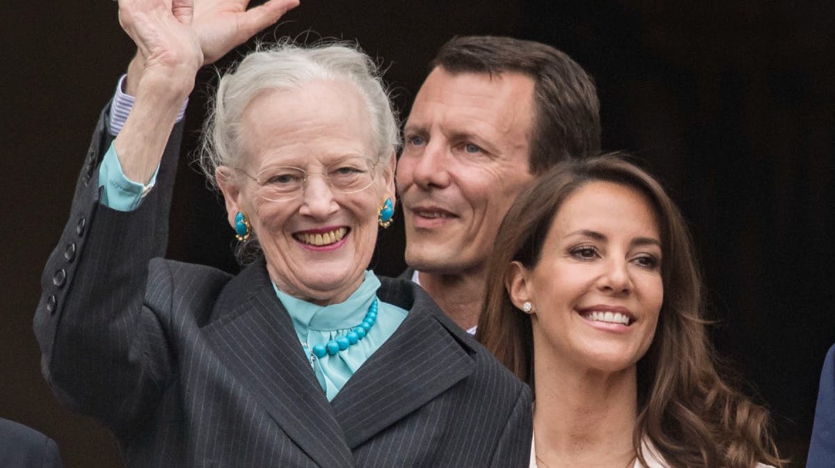 Dronning Margrethe sammen med prins Joachim og prinsesse Marie. 