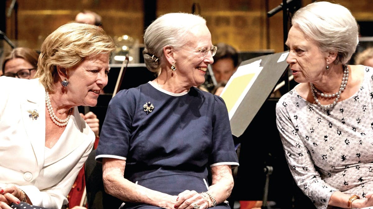 Dronning Margrethe omgivet af dronning Anne-Marie og prinsesse Benedikte