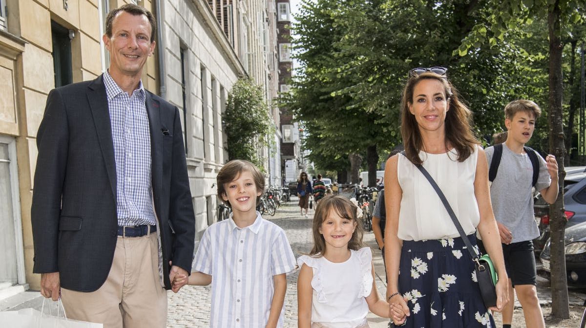 Prins Joachim, prinsesse Athnena, prins Henrik, prinsesse Marie - her fotograferet i forbindelse med prins Felix&#39; sidste skoledag