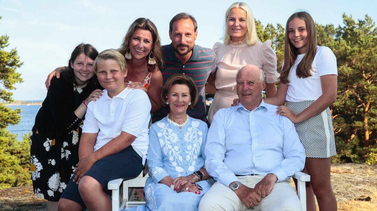 F.v. prinsesse Märtha Louise, prins Sverre Magnus, kronprins Haakon, dronning Sonja, kronprinsesse Mette-Marit, prinsesse Ingrid Alexandra og Maud Angelica Behn 
