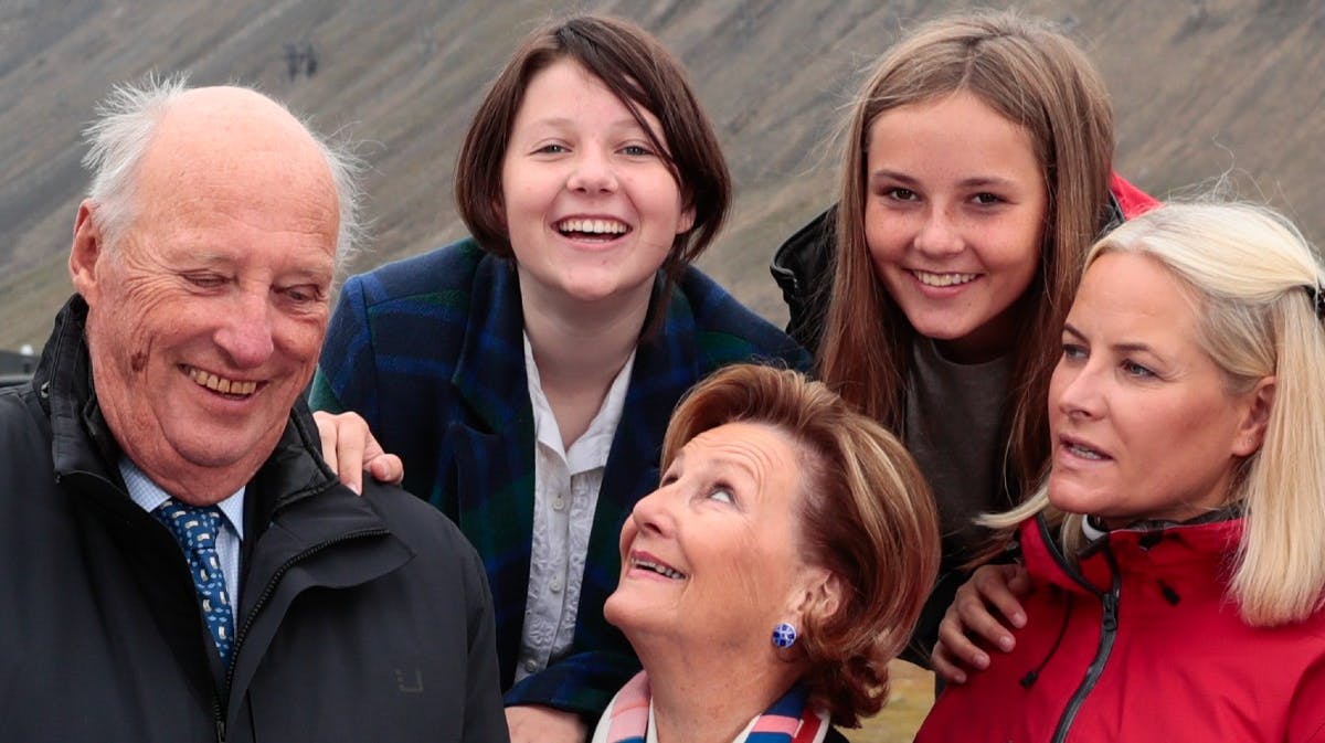 Maud Angelica sammen med kong Harald, dronning Sonja, kronprinsesse Mette-Marit og prinsesse Ingrid Alexandra ved en tidligere lejlighed. 