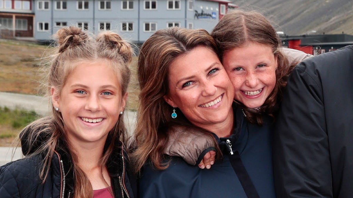 Leah Isadora sammen med sin mor, prinsesse Märtha Louise, og lillesøster Emma Tallulah. 