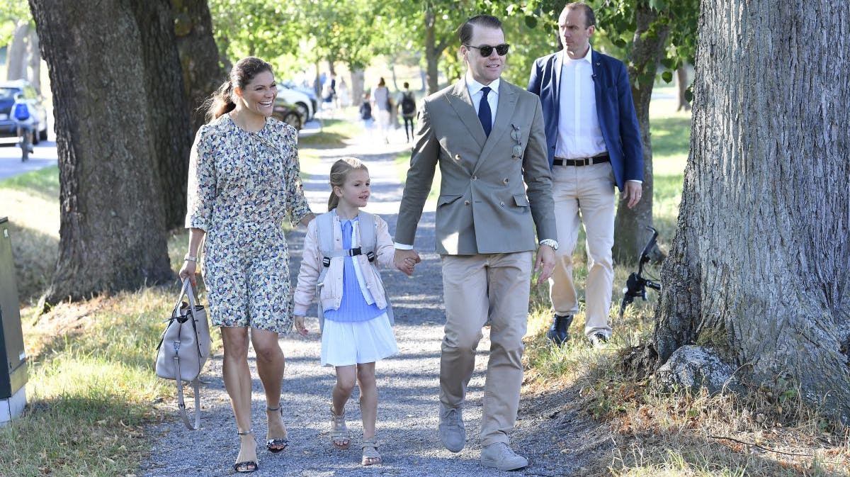 Kronprinsesse Victoria, prinsesse Estelle og prins Daniel på Estelles første skoledag.