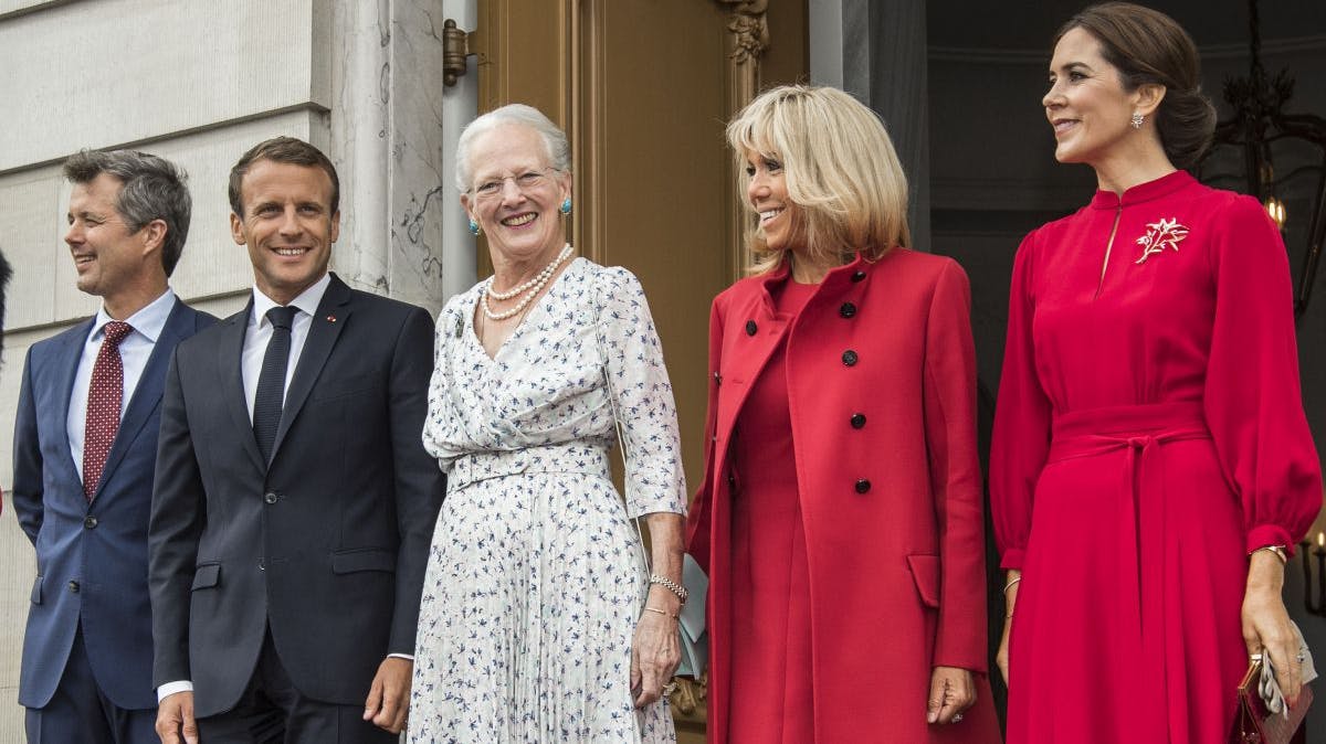 Kronprinsparret og dronning Margrethe tager imod Frankrigs præsident Macron og fru Brigitte.