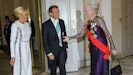 Frankrigs præsidentpar Emmanuel og Brigitte Macron modtages af dronning Margrethe.
