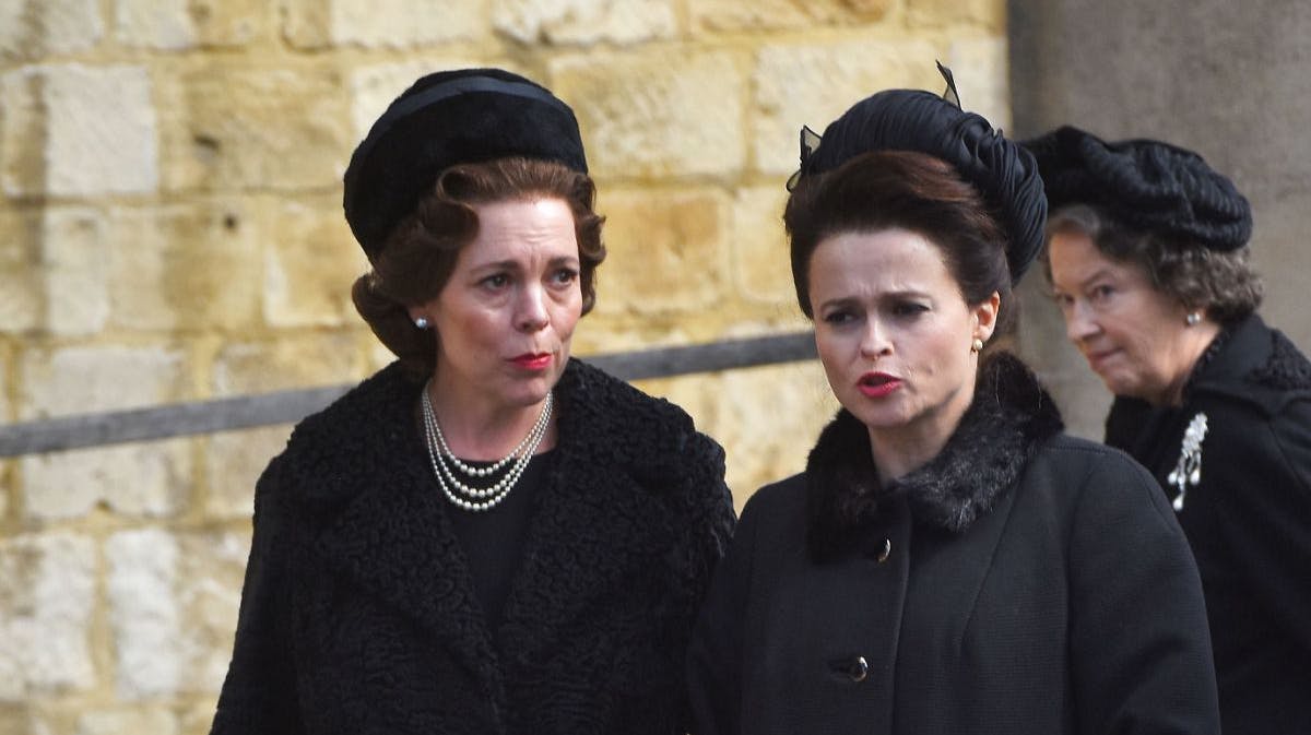 Olivia Colman og Helena Bonham-Carter i rollerne som hhv. dronning Elizabeth og hendes søster, prinsesse Margaret.