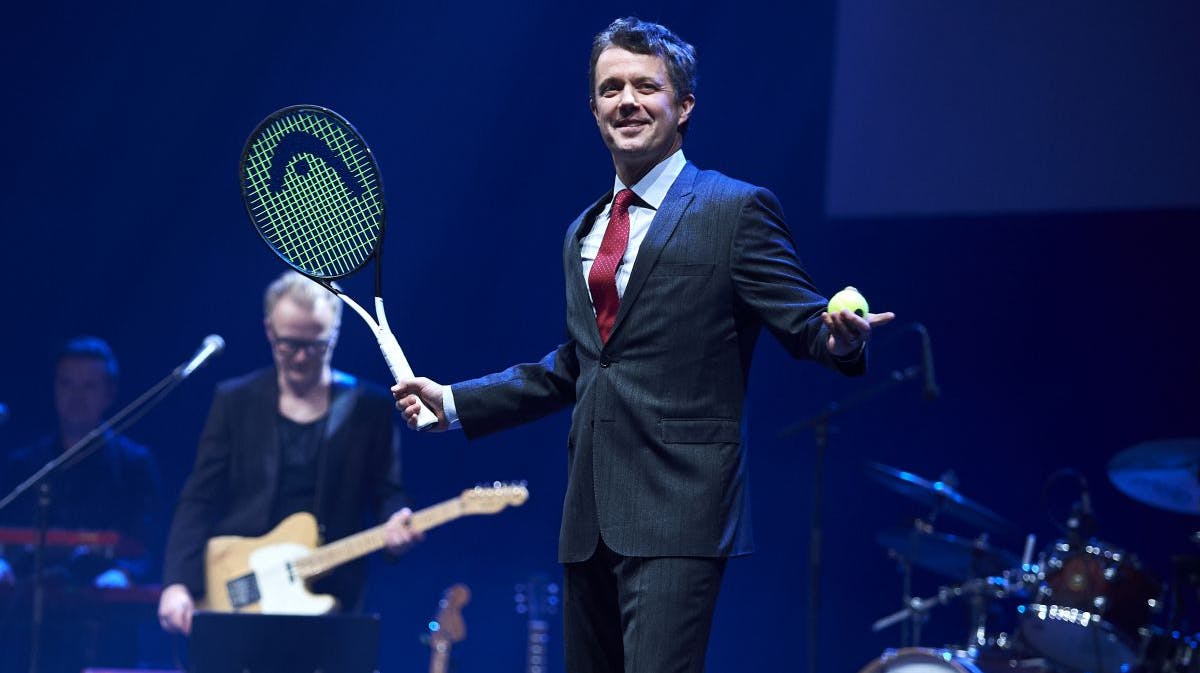 Kronprins Frederik på scenen i K.B. Hallen.