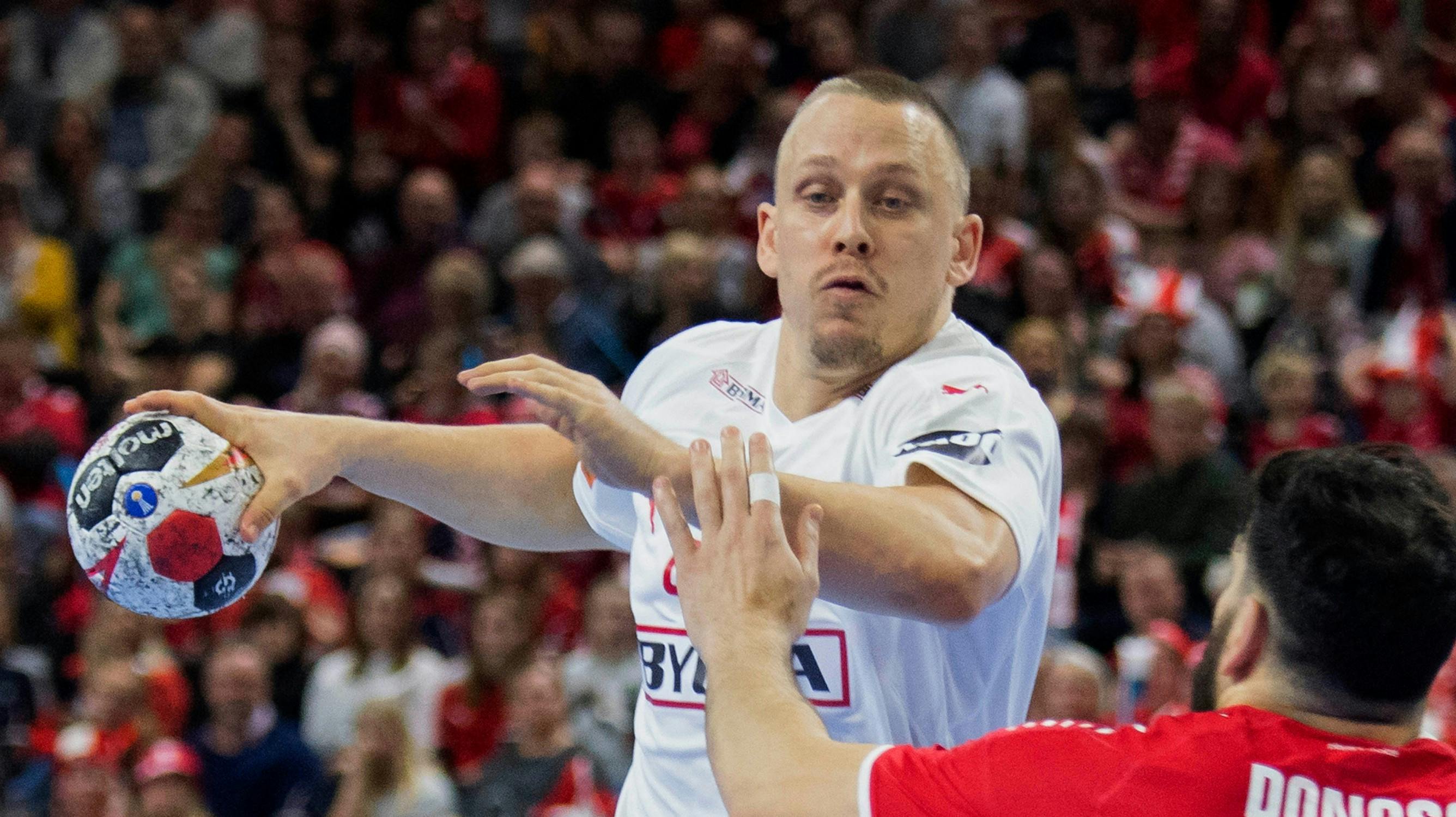 Morten Olsen i kampen mod Chile. 