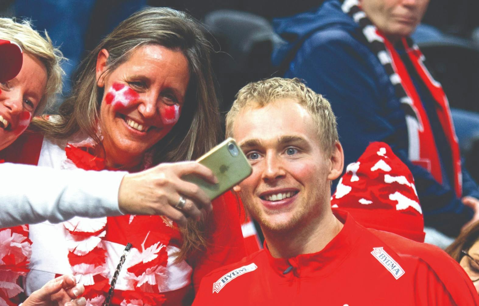 René Toft Hansen tager billeder med fans efter Danmarks åbningskamp mod Chile.&nbsp;