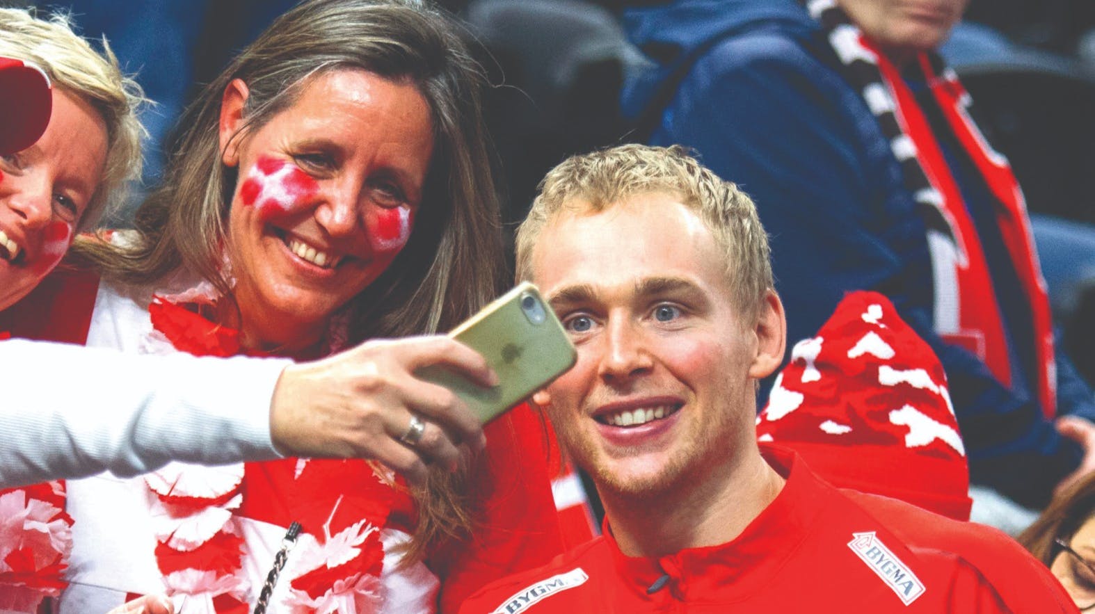 René Toft Hansen tager billeder med fans efter Danmarks åbningskamp mod Chile. 