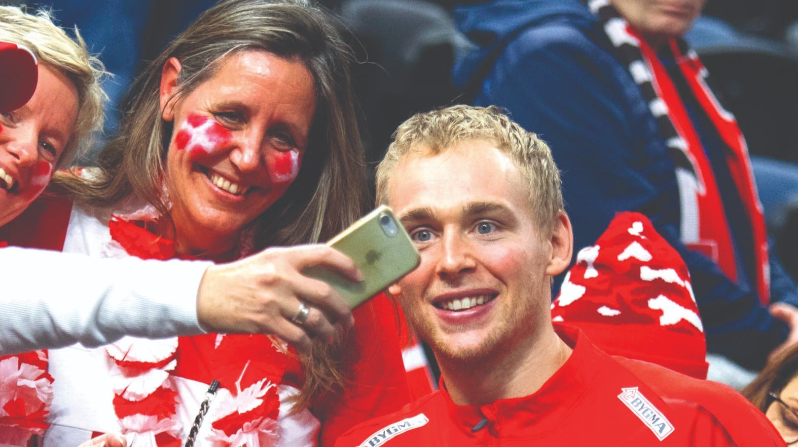 René Toft Hansen tager billeder med fans efter Danmarks åbningskamp mod Chile.&nbsp;