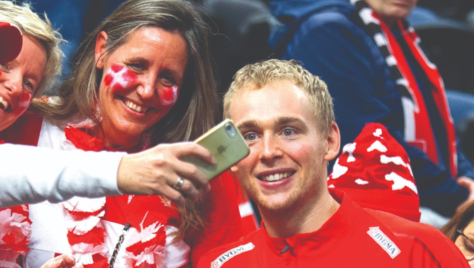 René Toft Hansen tager billeder med fans efter Danmarks åbningskamp mod Chile.&nbsp;