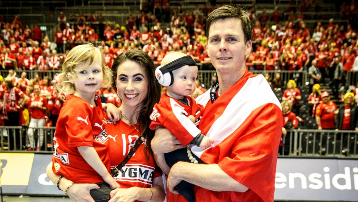 Hans Lindberg med sin hustru, Jeanette, og sønnerne Aron og Carl efter VM-sejren i 2019.&nbsp;