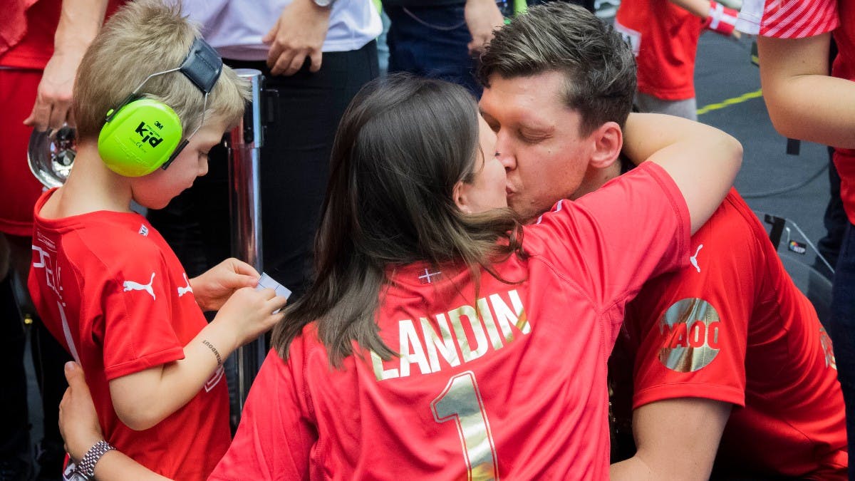 Niklas Landin med sin hustru og søn ved VM i 2019