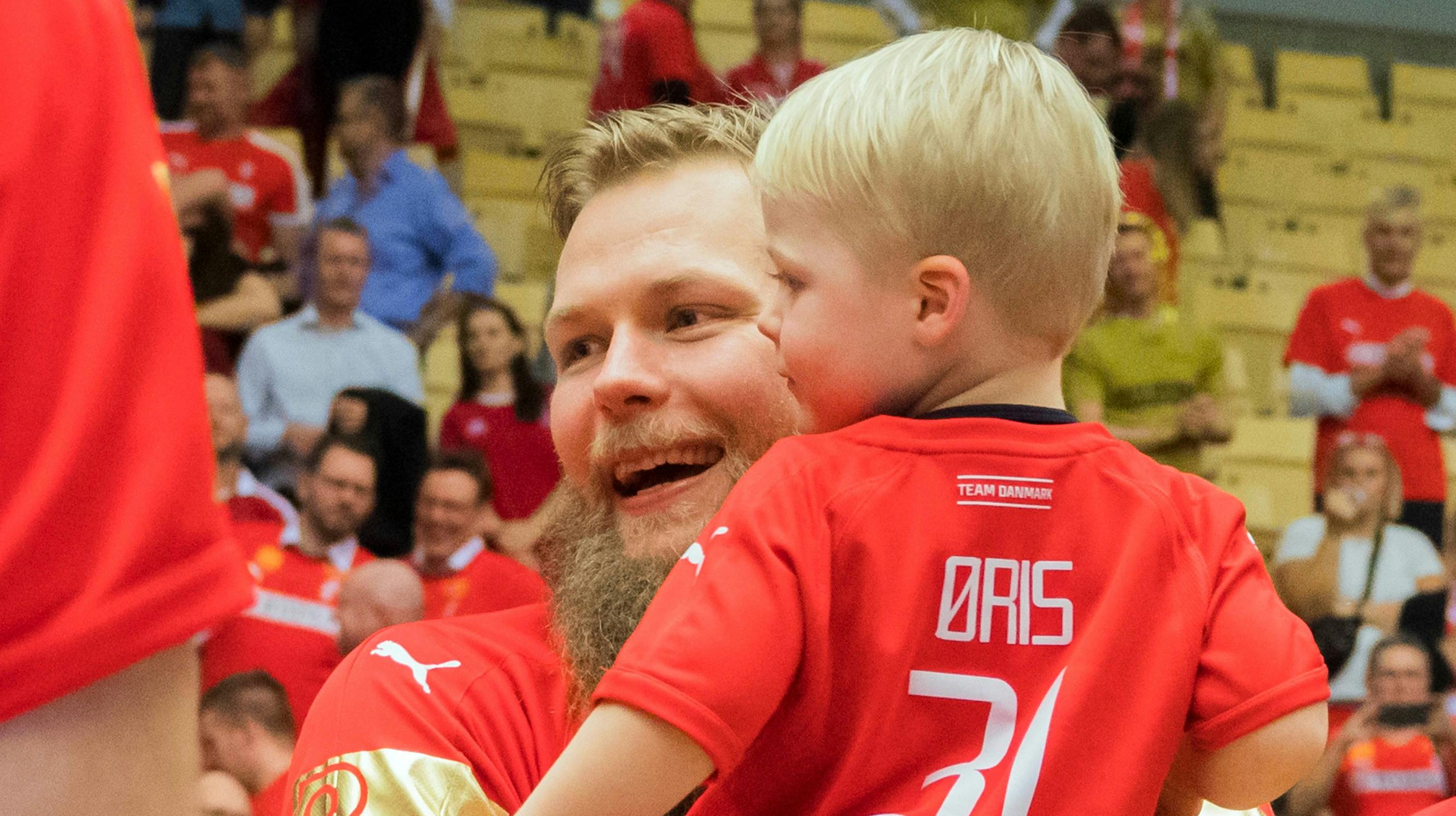 Nikolaj Øris med sønnen Carl på armen efter VM-finalen.&nbsp;