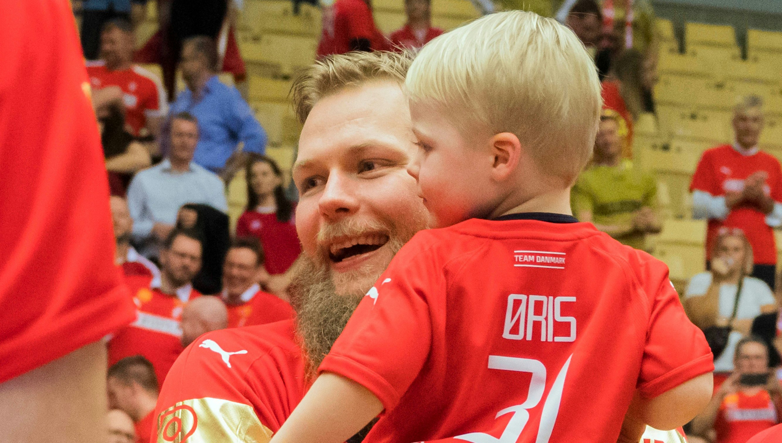 Nikolaj Øris med sønnen Carl på armen efter VM-finalen.&nbsp;