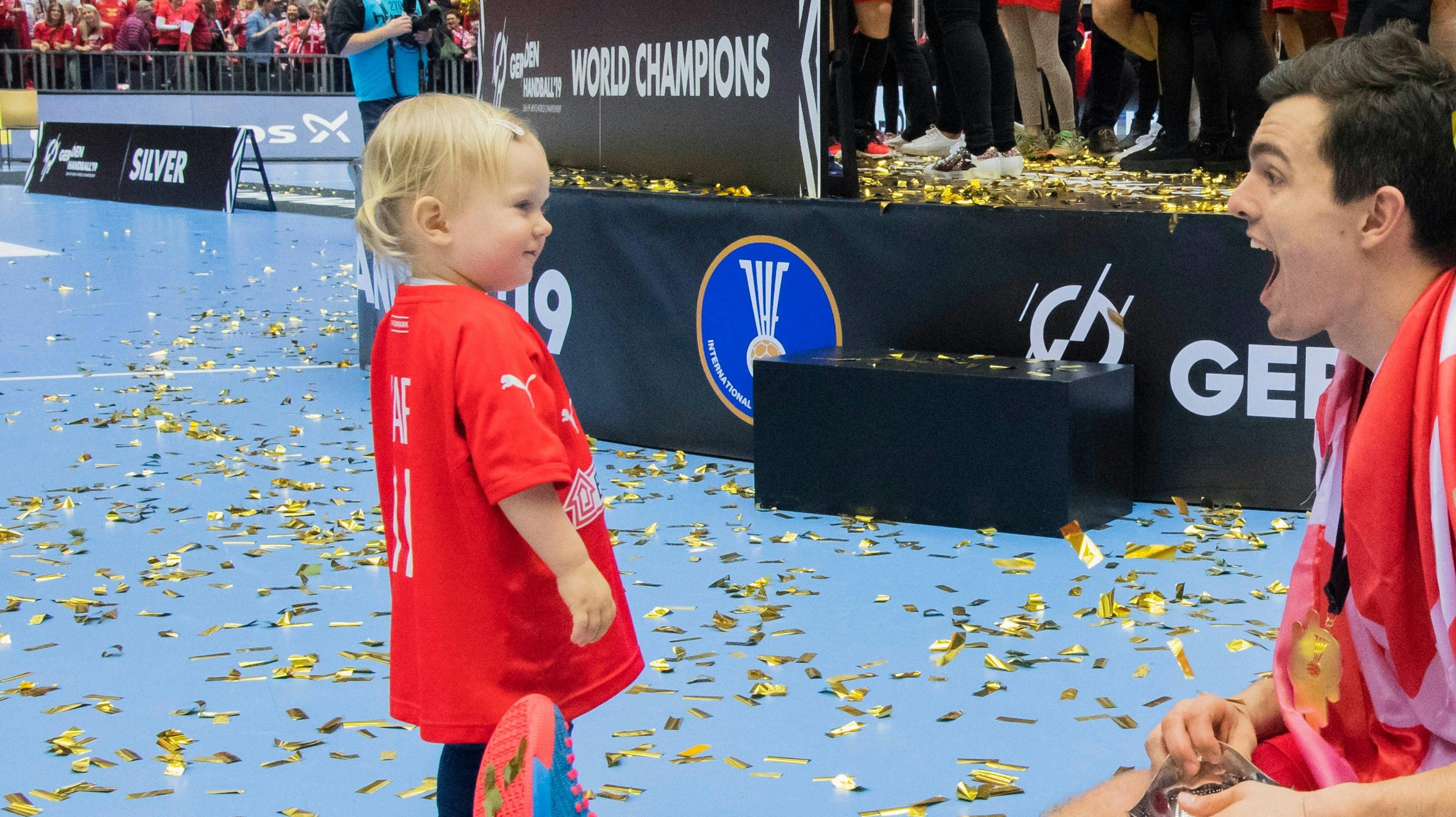 Rasmus Lauge og datteren Freja efter finalekampen mod Norge. 