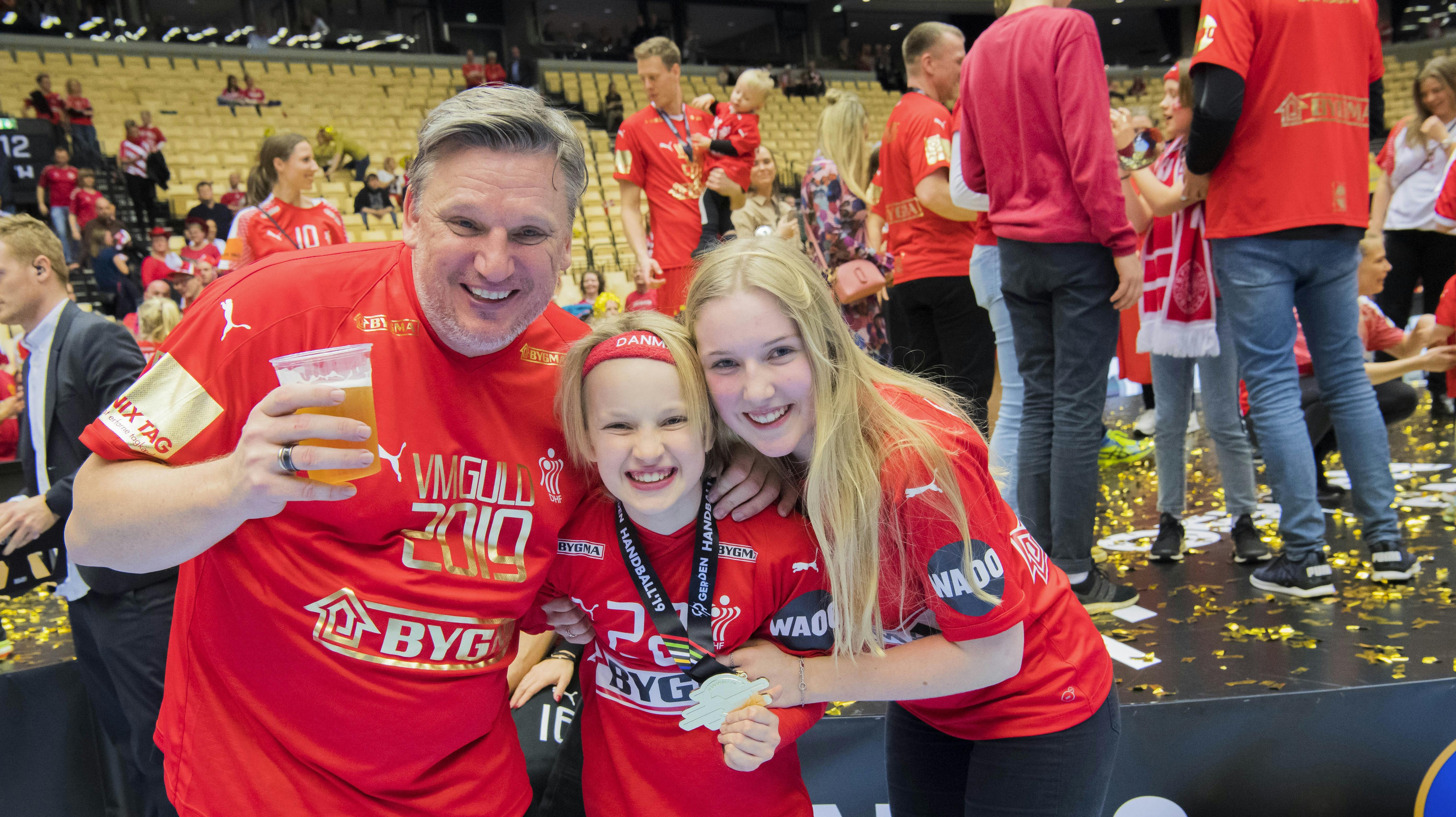 Nikolaj Jacobsen, Linus og Sille efter Danmarks finalesejr over Norge. 