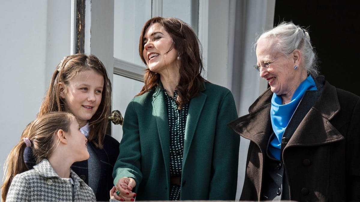 Dronningen sammen med kronprinsessen, prinsesse Isabella og prinsesse Josephine.&nbsp;