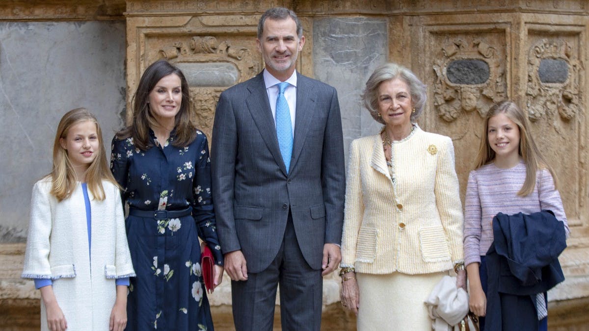 Dronning Sofia sammen med sin søn, kong Felipe, svigerdatteren dronning Letizia, og børnebørnene Leonor og Sofia.&nbsp;