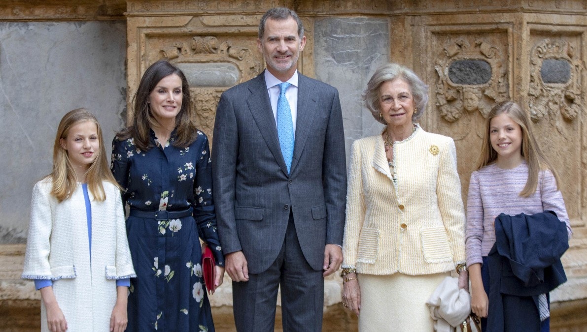 Dronning Sofia sammen med sin søn, kong Felipe, svigerdatteren dronning Letizia, og børnebørnene Leonor og Sofia.&nbsp;
