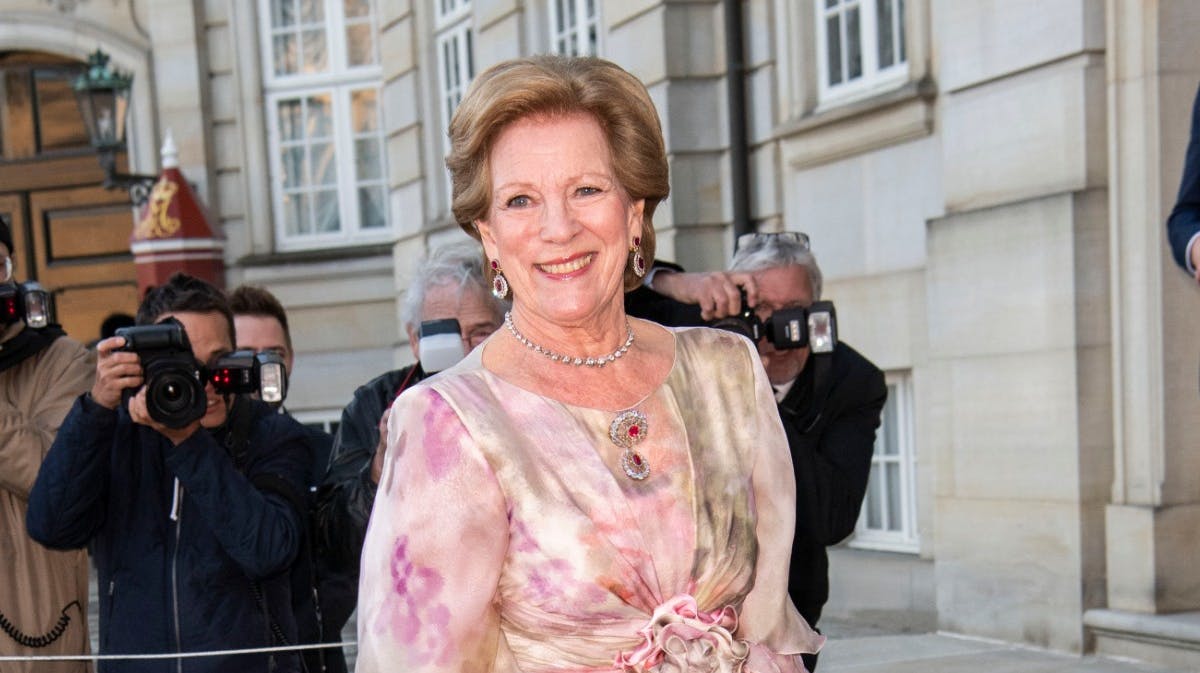 Dronning Anne-Marie fotograferet på Amalienborg&nbsp;i 2019&nbsp;i anledning af prinsesse Benediktes 75-års fødselsdag.