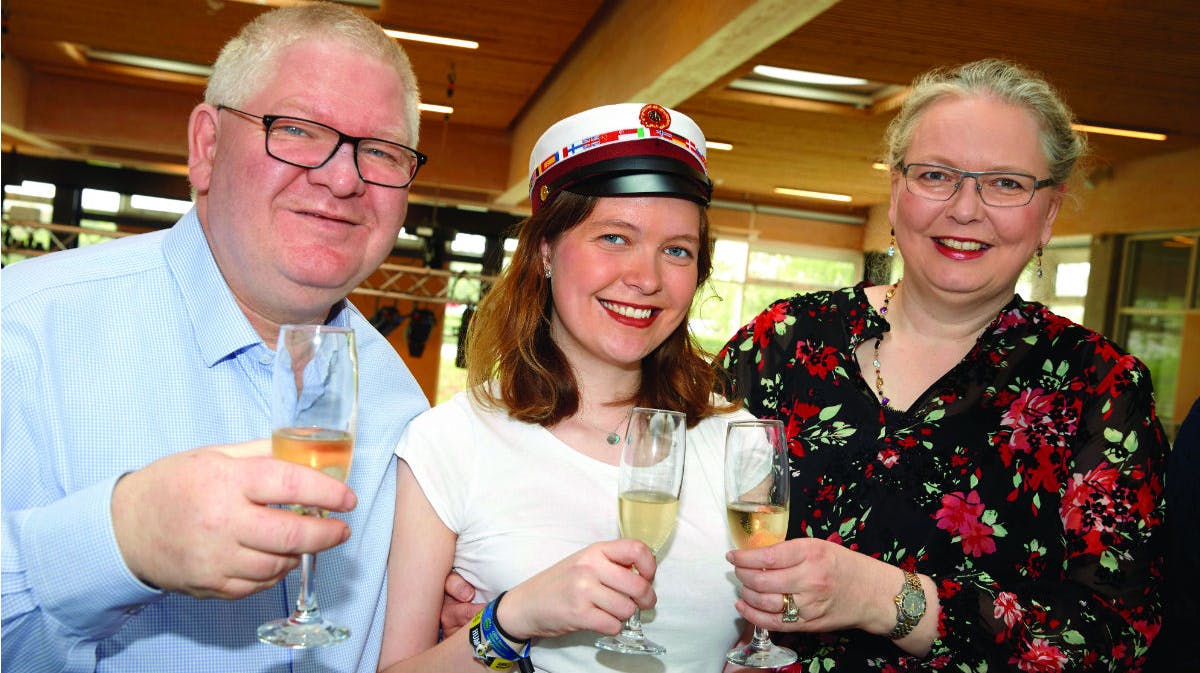 Lars og Theresia med datteren Rachel, da hun blev student i 2019. 